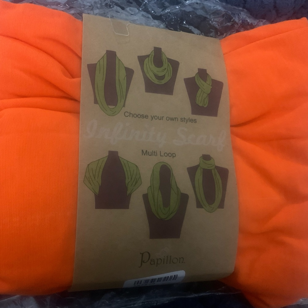 Papillon orange infinity scarf